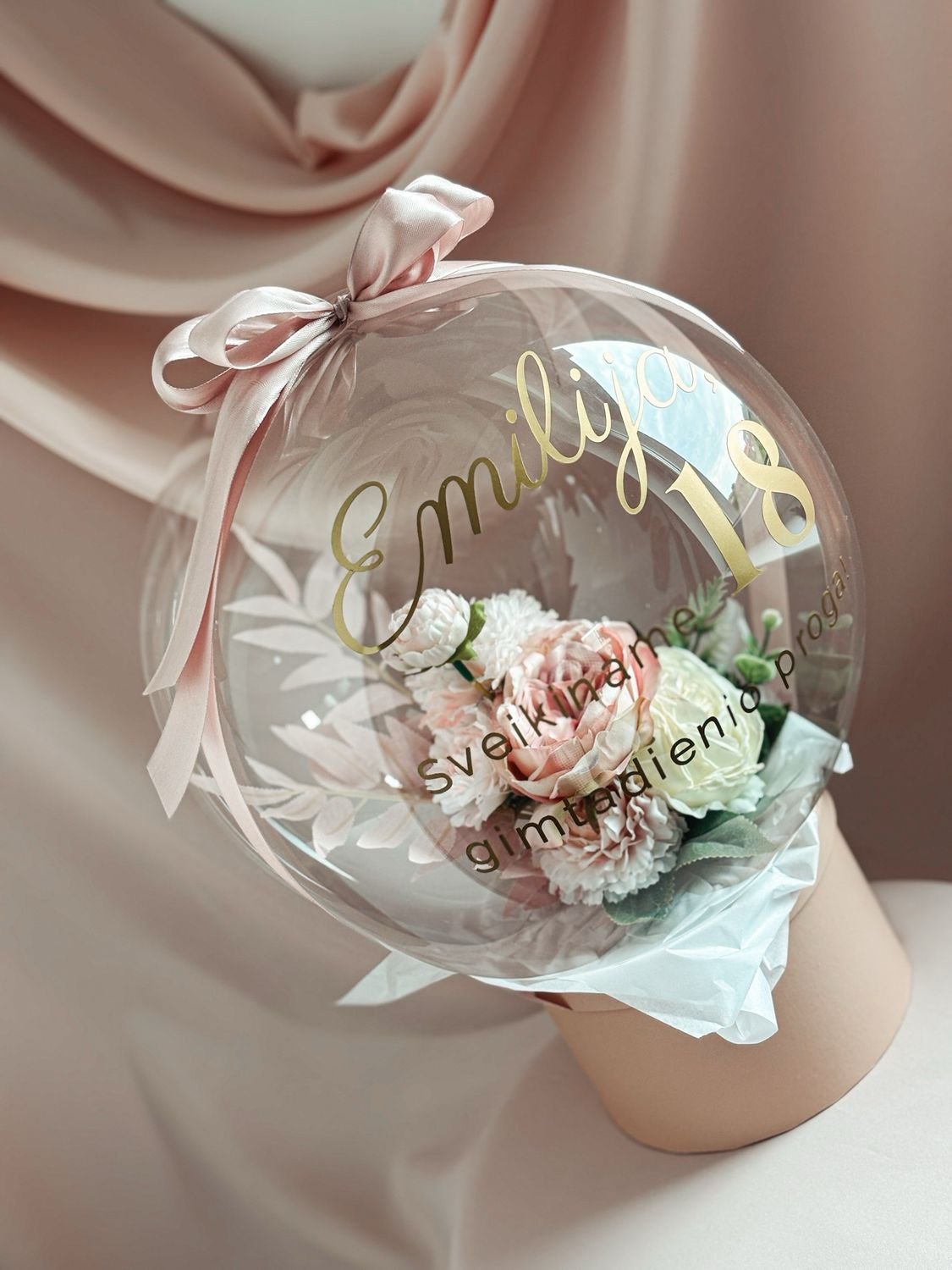 Personalizuota dovana balione - Kreminės gėlės Personalized gift in a balloon - Cream flowers
