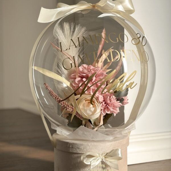 Gift in a balloon - Delicate flowers