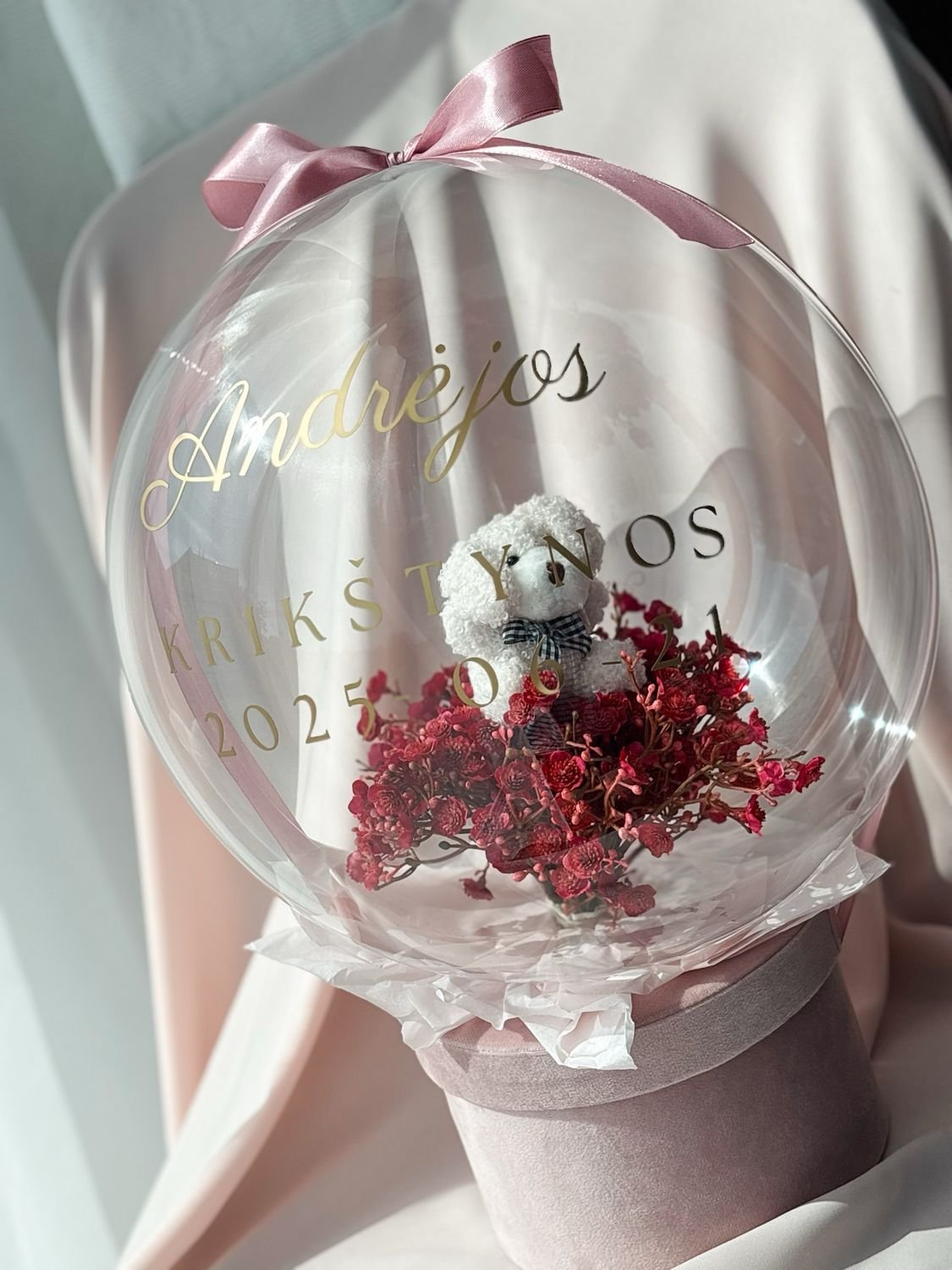 Personalizuota dovana balione - Meškutis tarp gėlių Personalized gift in a balloon - Teddy bear among flowers